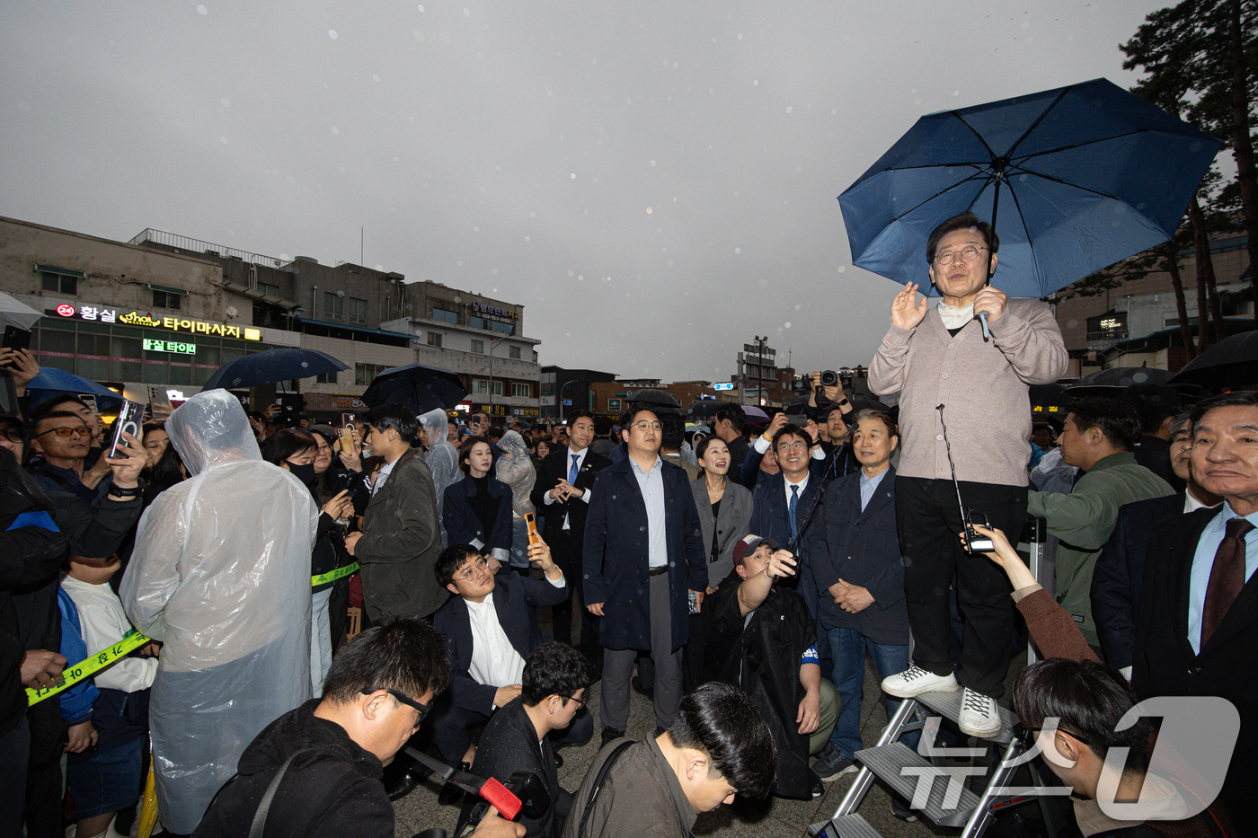 (고령=뉴스1) 이재명 기자 = 3차 경청투어에 나선 이재명 더불어민주당 대통령 후보가 9일 오후 경북 고령군 대가야광장에서 연설을 하고 있다. 2025.5.9/뉴스1