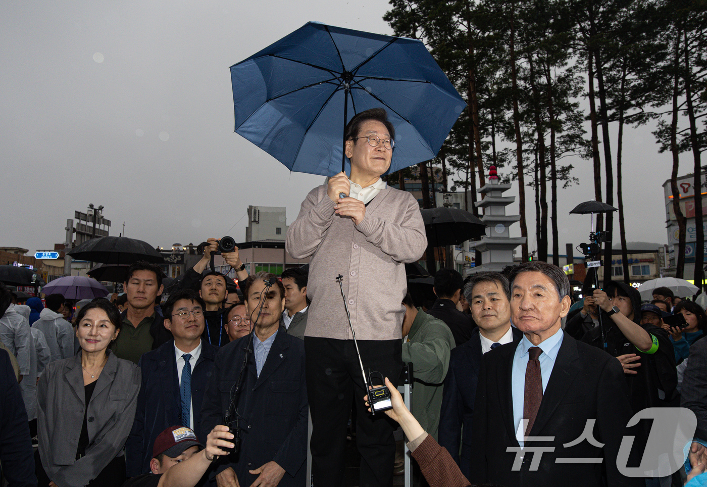 (고령=뉴스1) 이재명 기자 = 3차 경청투어에 나선 이재명 더불어민주당 대통령 후보가 9일 오후 경북 고령군 대가야광장에서 연설을 하고 있다. 2025.5.9/뉴스1