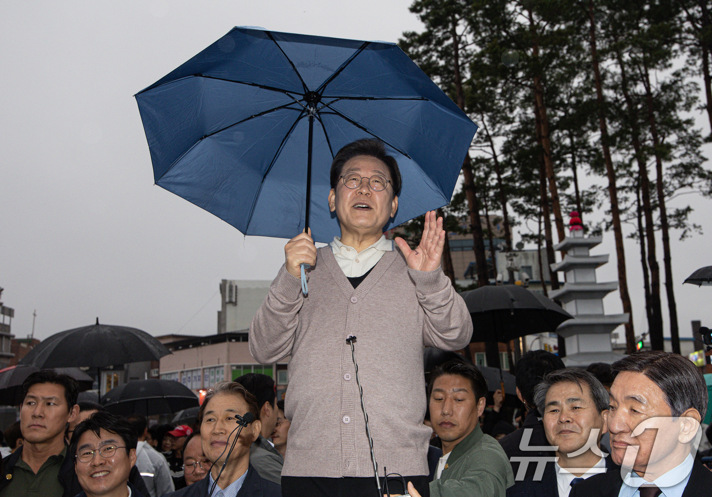 (고령=뉴스1) 이재명 기자 = 3차 경청투어에 나선 이재명 더불어민주당 대통령 후보가 9일 오후 경북 고령군 대가야광장에서 연설을 하고 있다. 2025.5.9/뉴스1