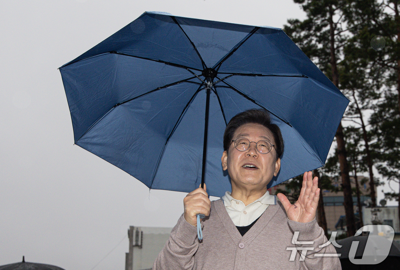 (고령=뉴스1) 이재명 기자 = 3차 경청투어에 나선 이재명 더불어민주당 대통령 후보가 9일 오후 경북 고령군 대가야광장에서 연설을 하고 있다. 2025.5.9/뉴스1