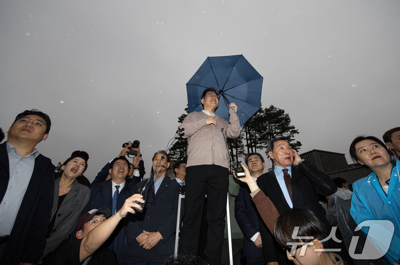 (고령=뉴스1) 이재명 기자 = 3차 경청투어에 나선 이재명 더불어민주당 대통령 후보가 9일 오후 경북 고령군 대가야광장에서 연설을 하고 있다. 2025.5.9/뉴스1