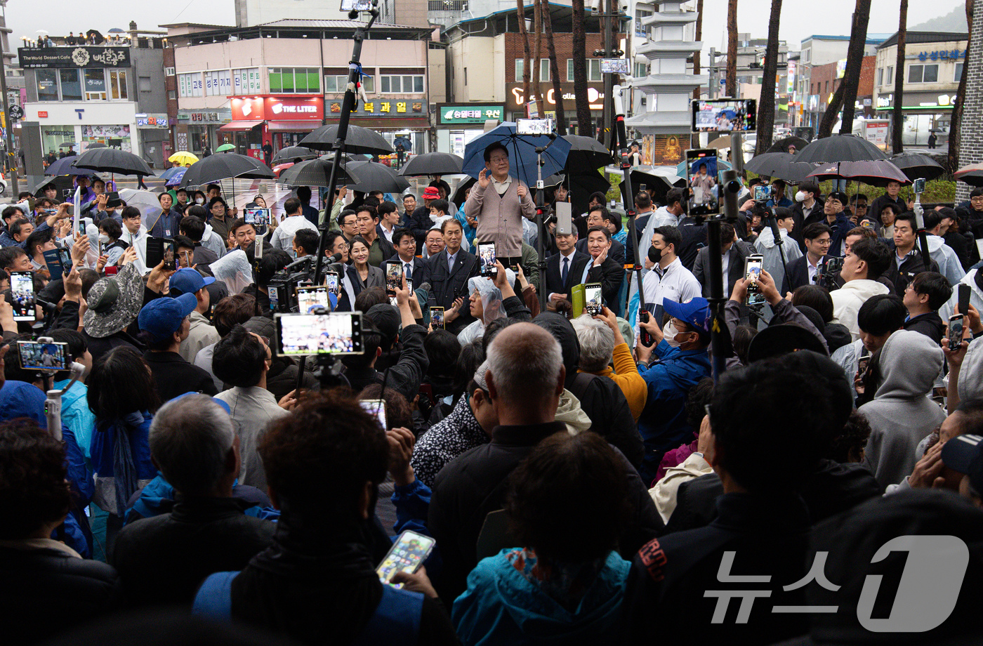 (고령=뉴스1) 이재명 기자 = 3차 경청투어에 나선 이재명 더불어민주당 대통령 후보가 9일 오후 경북 고령군 대가야광장에서 연설을 하고 있다. 2025.5.9/뉴스1