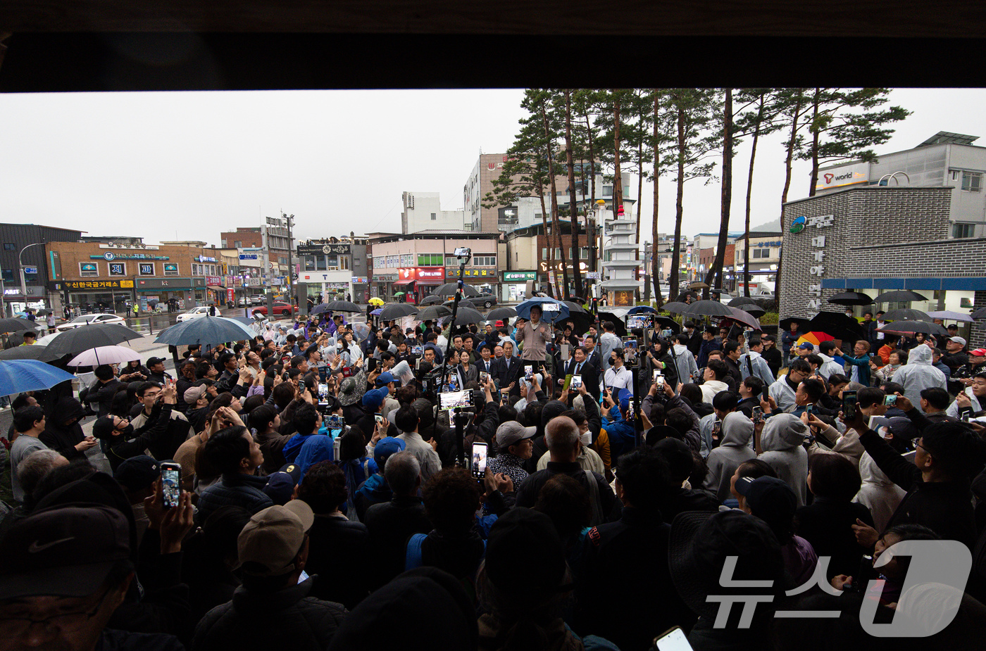 (고령=뉴스1) 이재명 기자 = 3차 경청투어에 나선 이재명 더불어민주당 대통령 후보가 9일 오후 경북 고령군 대가야광장에서 연설을 하고 있다. 2025.5.9/뉴스1