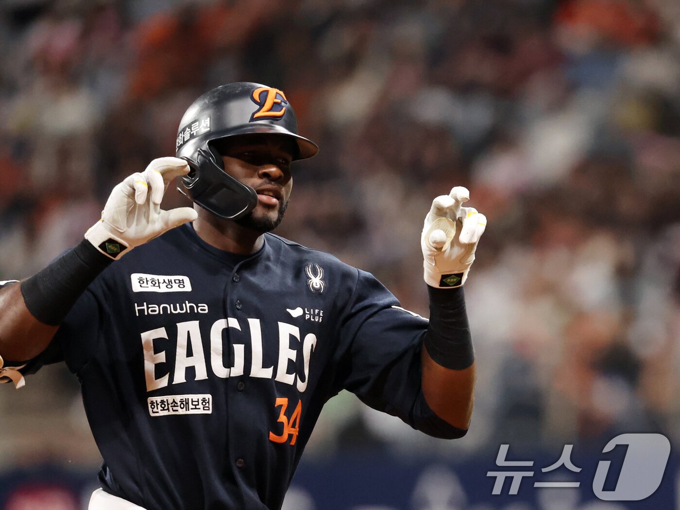 본문 이미지 - 9일 오후 서울 구로구 고척스카이돔에서 열린 프로야구 '2025 신한 SOL뱅크 KBO리그' 한화 이글스와 키움 히어로즈의 경기 5회초 2사 주자 없는 상황에서 솔로홈런을 친 한화 플로리얼이 기뻐하고 있다. 2025.5.9/뉴스1 ⓒ News1 황기선 기자