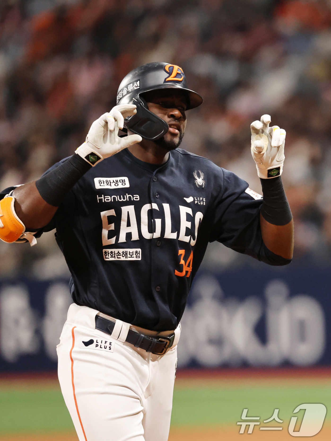 (서울=뉴스1) 황기선 기자 = 9일 오후 서울 구로구 고척스카이돔에서 열린 프로야구 '2025 신한 SOL뱅크 KBO리그' 한화 이글스와 키움 히어로즈의 경기 5회초 2사 주자 …