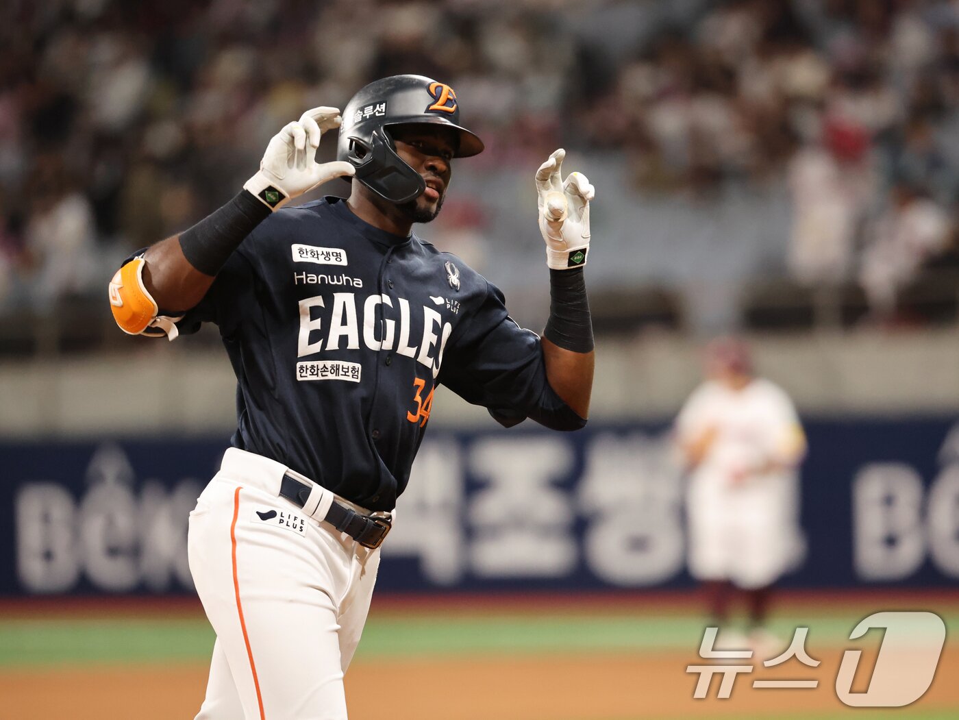 본문 이미지 - 9일 오후 서울 구로구 고척스카이돔에서 열린 프로야구 '2025 신한 SOL뱅크 KBO리그' 한화 이글스와 키움 히어로즈의 경기 5회초 2사 주자 없는 상황에서 솔로홈런을 친 한화 플로리얼이 기뻐하고 있다. 2025.5.9/뉴스1 ⓒ News1 황기선 기자
