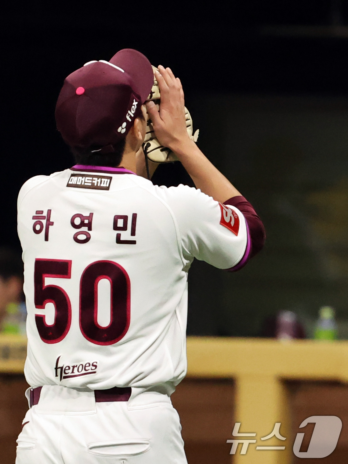(서울=뉴스1) 황기선 기자 = 9일 오후 서울 구로구 고척스카이돔에서 열린 프로야구 '2025 신한 SOL뱅크 KBO리그' 한화 이글스와 키움 히어로즈의 경기 6회초 수비를 마친 …