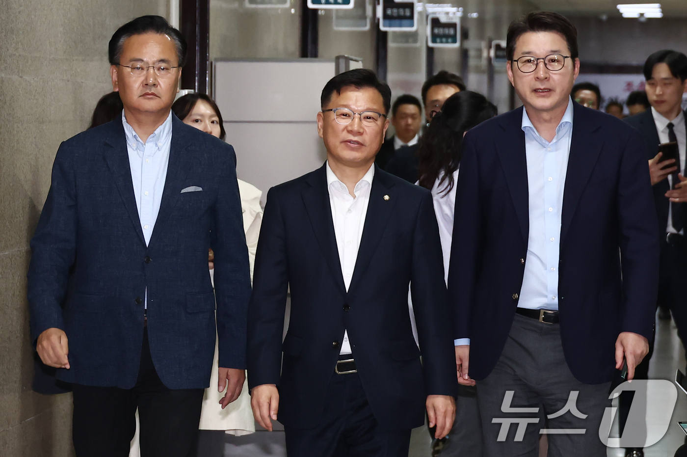 (서울=뉴스1) 김민지 기자 = 이양수 국민의힘 사무총장이 9일 서울 여의도 국회에서 김문수 후보와 한덕수 예비후보 대리인단과의 단일화 협상 회동에 참석하고 있다.왼쪽부터 단일화 …