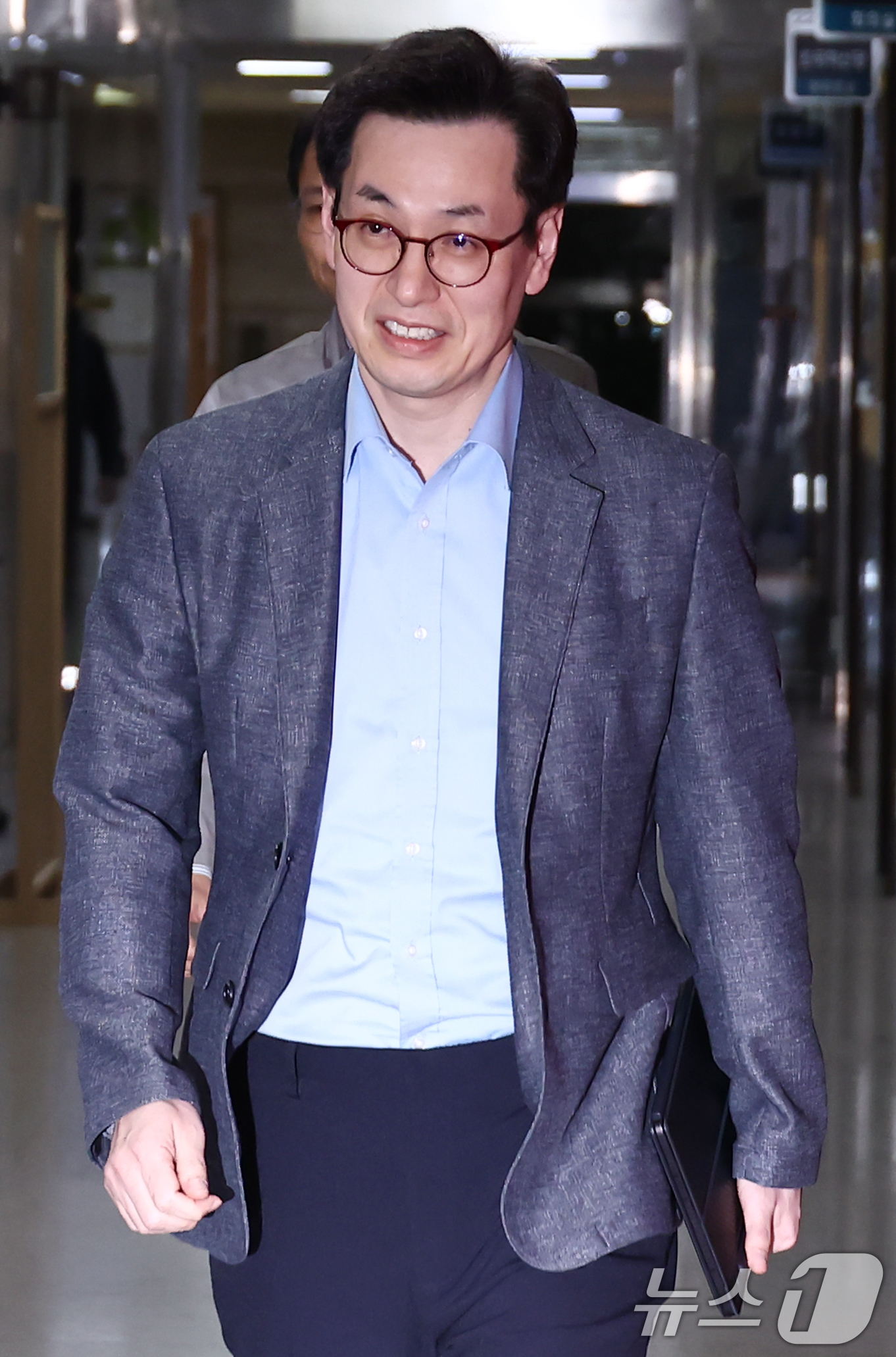 (서울=뉴스1) 김민지 기자 = 한덕수 무소속 대선 예비후보 대리인인 손영택 전 국무총리 비서실장이 9일 서울 여의도 국회에서 열린 단일화 협상 관련 회동에 참석하고 있다. 202 …