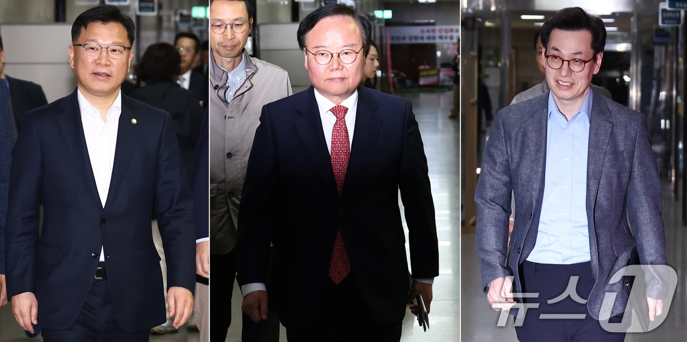 (서울=뉴스1) 김민지 기자 = 이양수 국민의힘 사무총장(왼쪽부터)과 김문수 후보 대리인인 김재원 비서실장, 한덕수 후보 대리인인 손영택 전 국무총리 비서실장이 9일 서울 여의도 …