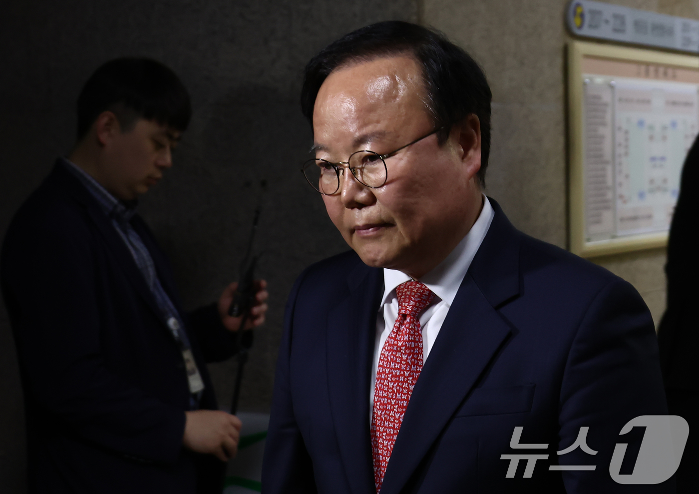 (서울=뉴스1) 김민지 기자 = 김문수 국민의힘 대통령 후보 대리인인 김재원 비서실장이 9일 서울 여의도 국회에서 열린 단일화 협상 관련 회동에 참석하고 있다. 2025.5.9/뉴 …