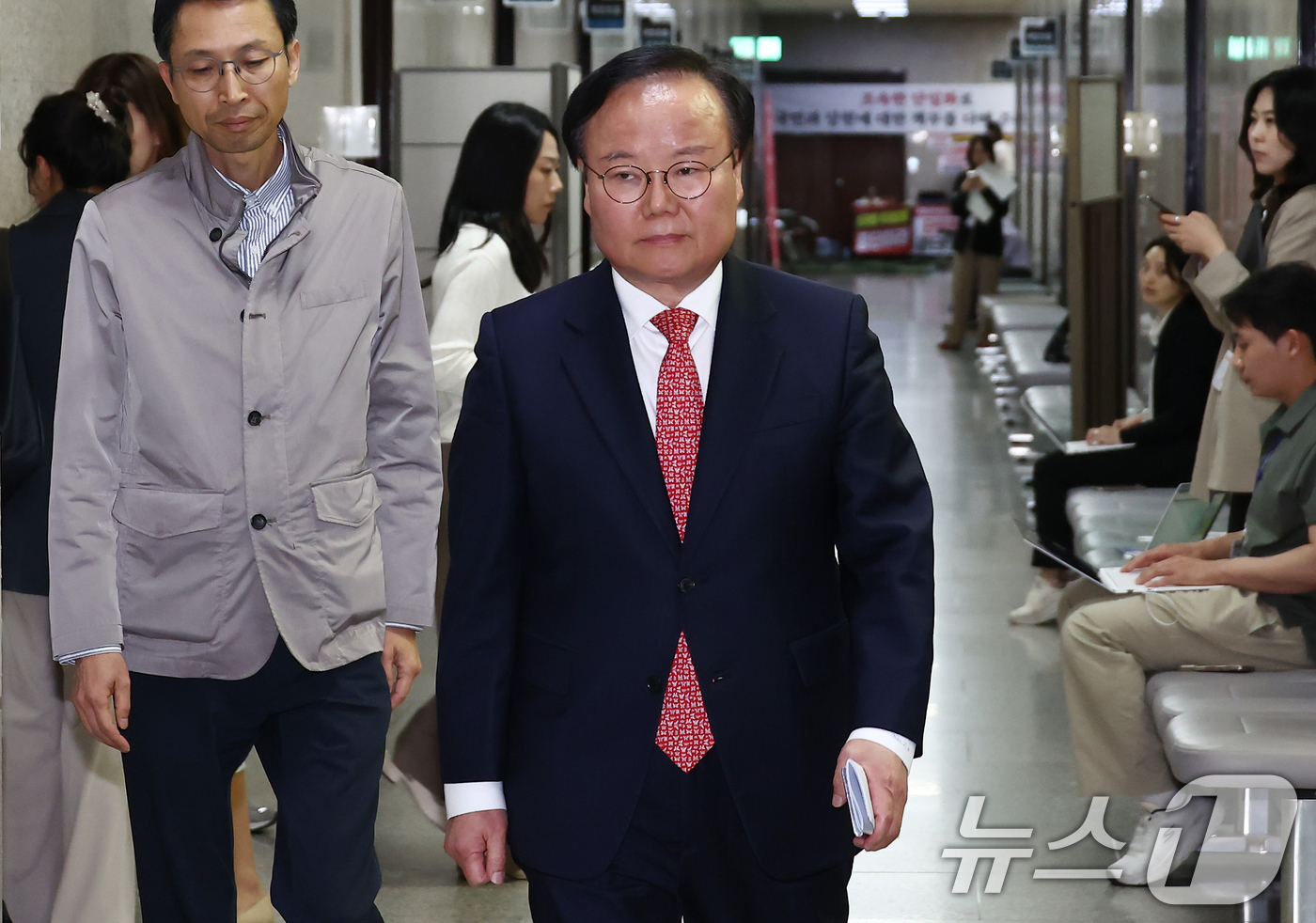 (서울=뉴스1) 김민지 기자 = 김문수 국민의힘 대통령 후보 대리인인 김재원 비서실장이 9일 서울 여의도 국회에서 열린 단일화 협상 관련 회동에 참석하고 있다. 2025.5.9/뉴 …