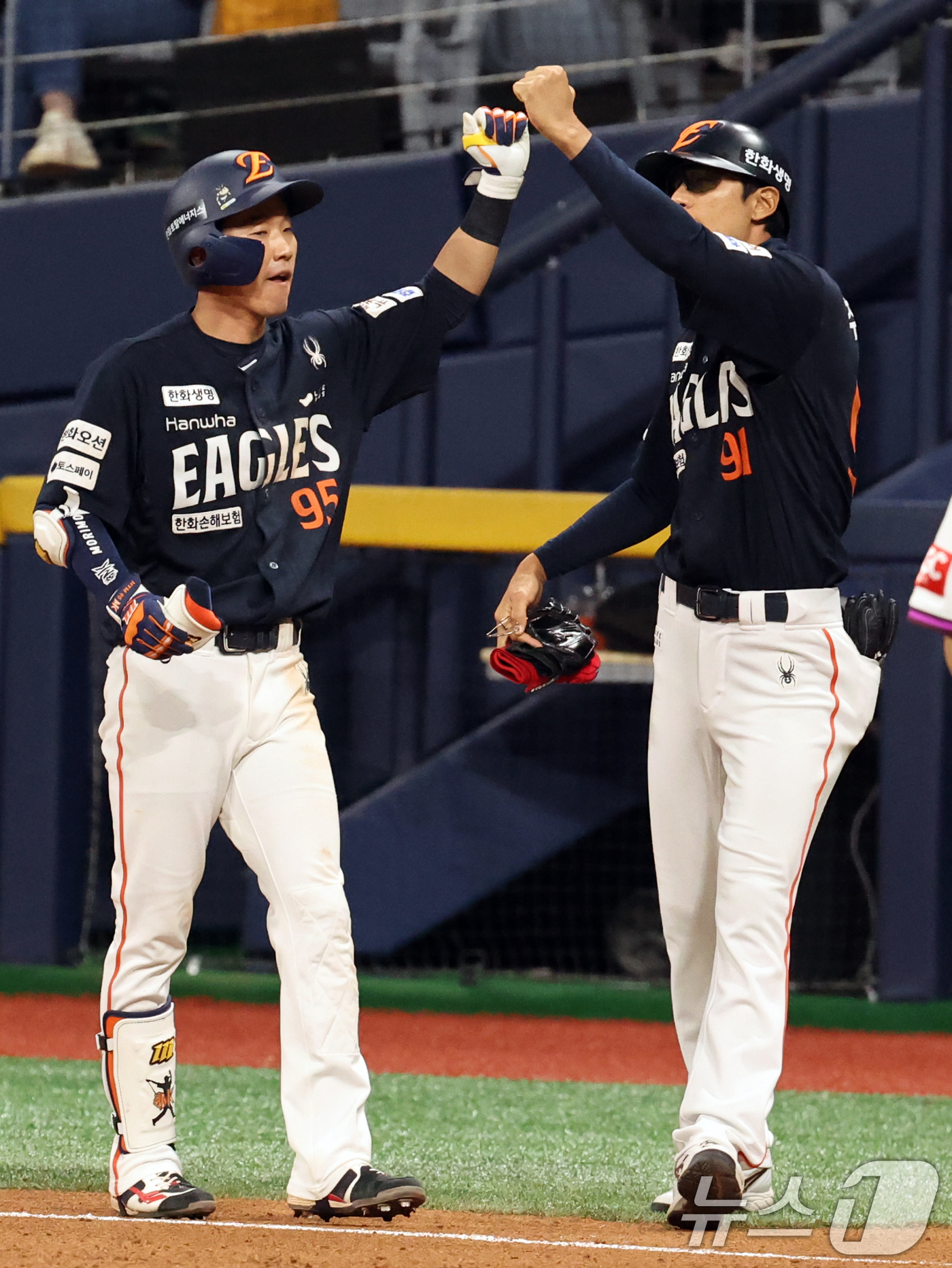 (서울=뉴스1) 황기선 기자 = 9일 오후 서울 구로구 고척스카이돔에서 열린 프로야구 '2025 신한 SOL뱅크 KBO리그' 한화 이글스와 키움 히어로즈의 경기 7회초 무사 1,3 …