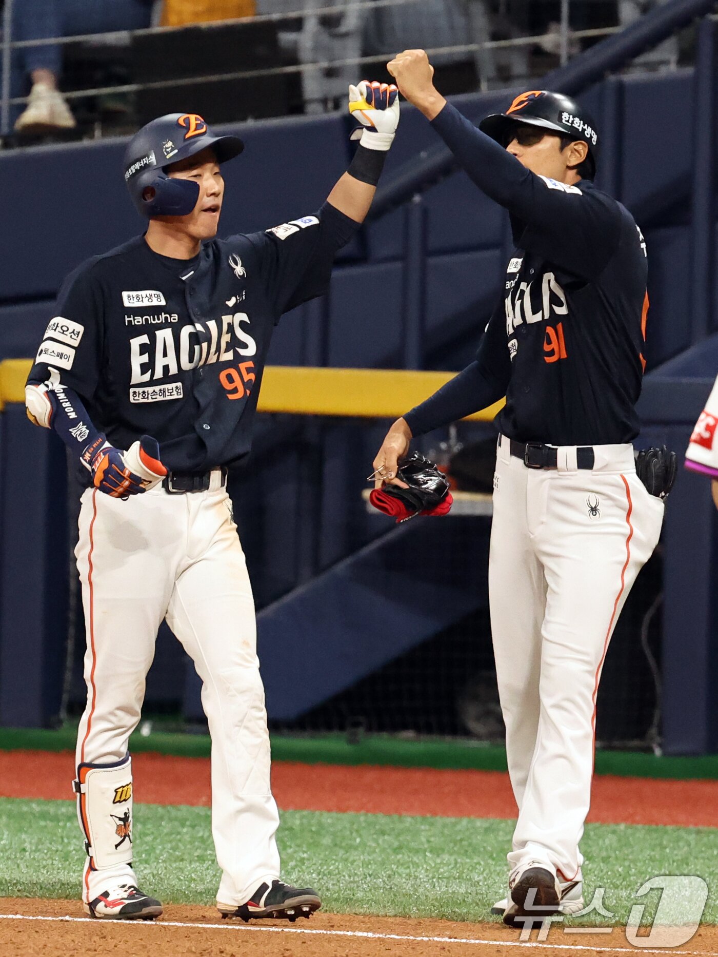 본문 이미지 - 9일 오후 서울 구로구 고척스카이돔에서 열린 프로야구 &#39;2025 신한 SOL뱅크 KBO리그&#39; 한화 이글스와 키움 히어로즈의 경기 7회초 무사 1,3루 상황에서 한화 황영묵이 1타점 적시타를 친 후 추승우 코치와 하이파이브를 하고 있다. 2025.5.9/뉴스1 ⓒ News1 황기선 기자