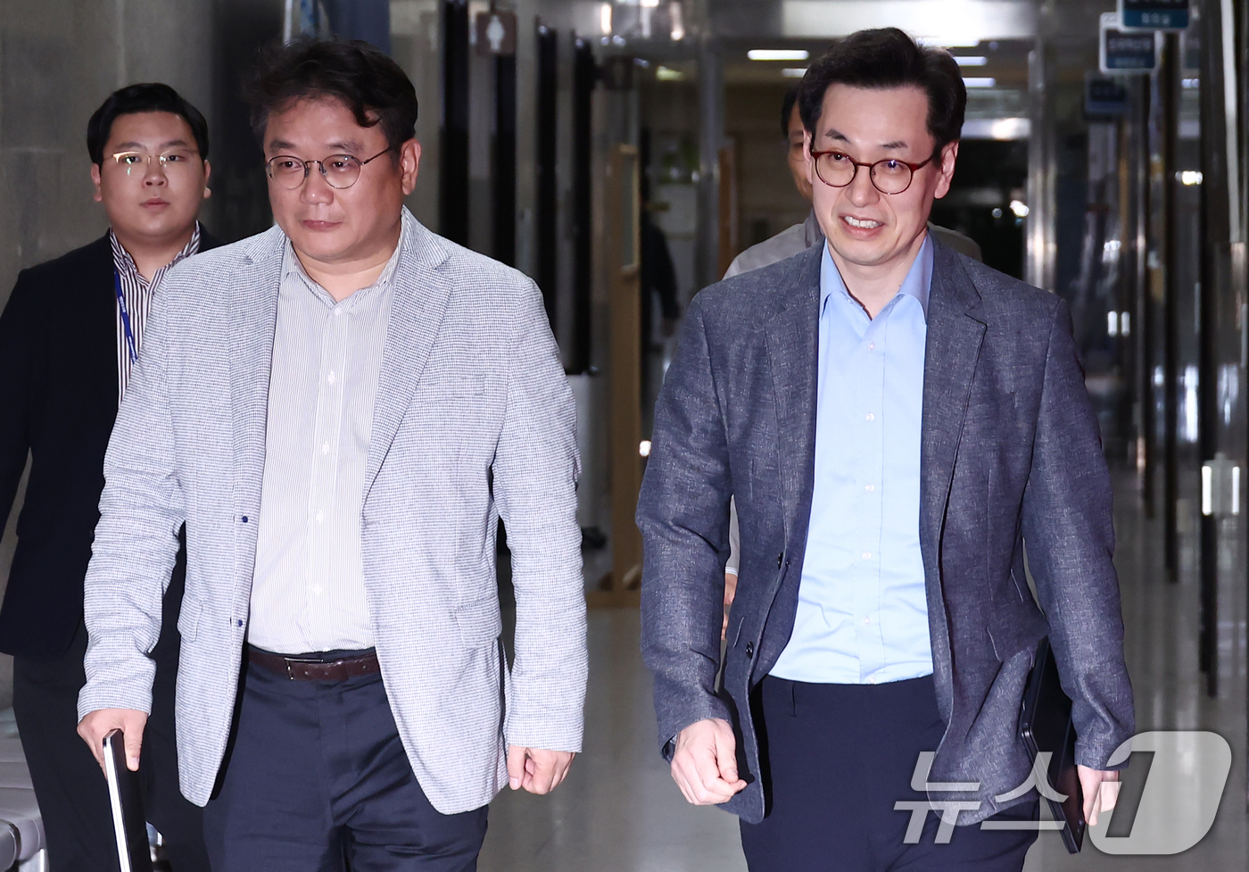 (서울=뉴스1) 김민지 기자 = 한덕수 무소속 대선 예비후보 대리인인 손영택 전 국무총리 비서실장이 9일 서울 여의도 국회에서 열린 단일화 협상 관련 회동에 참석하고 있다. 왼쪽은 …