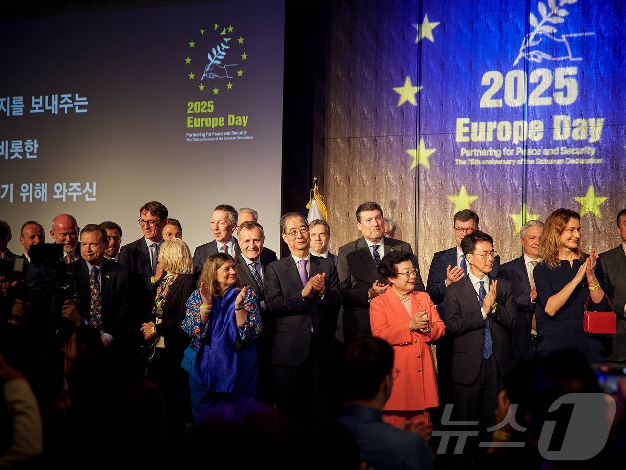 (서울=뉴스1) = 한덕수 무소속 예비후보가 9일 서울 시내 호텔에서 열린 ‘유럽의 날(Europe Day 2025)’ 행사에 참석해 마리아 카스티요 페르난데즈 주한 유럽연합 대사 …