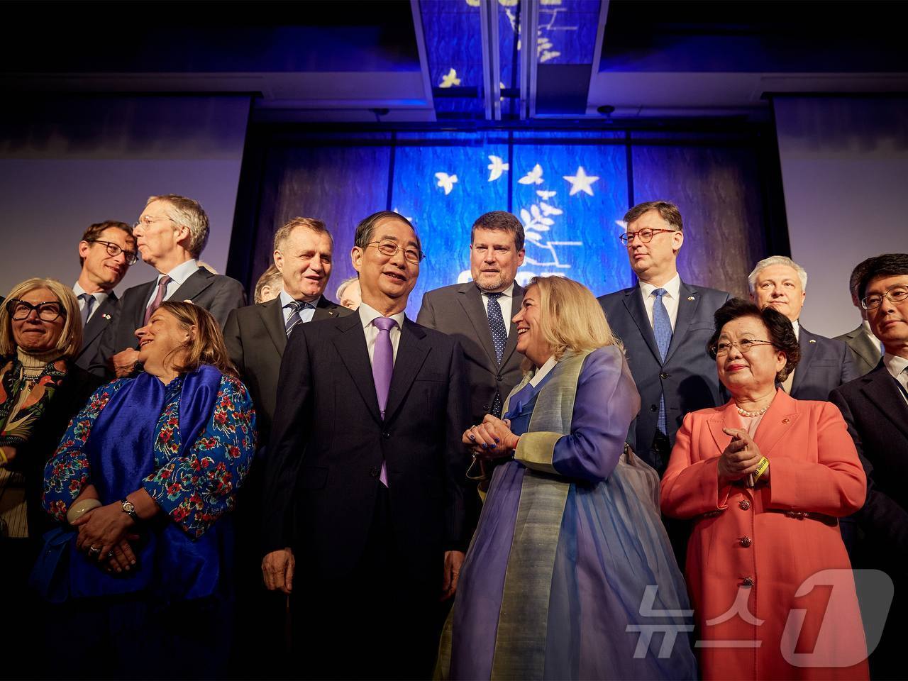 (서울=뉴스1) = 한덕수 무소속 예비후보가 9일 서울 시내 호텔에서 열린 ‘유럽의 날(Europe Day 2025)’ 행사에 참석해 마리아 카스티요 페르난데즈 주한 유럽연합 대사 …