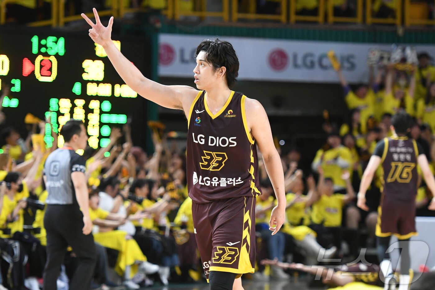 본문 이미지 - 5일 경남 창원체육관에서 열린 '2024-25 KCC 프로농구 챔피언결정전 3차전' 창원 LG 세이커스와 서울 SK 나이츠의 경기, 창원 LG 칼 타마요가 득점에 성공 후 세리머니를 하고 있다. (KBL 제공, 재판매 및 DB금지)