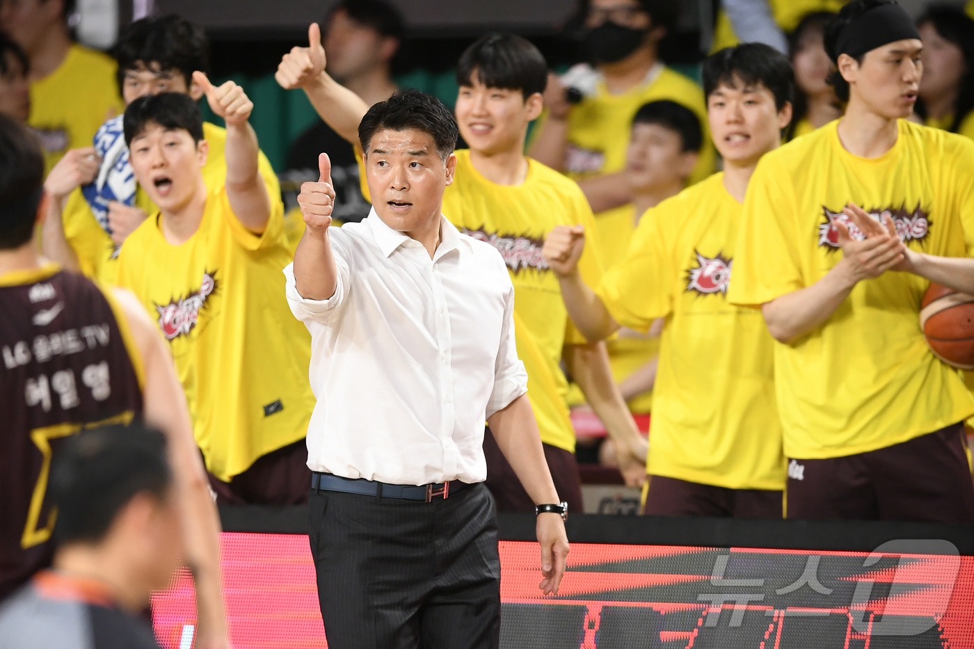 (서울=뉴스1) = 5일 경남 창원체육관에서 열린 '2024-25 KCC 프로농구 챔피언결정전 3차전' 창원 LG 세이커스와 서울 SK 나이츠의 경기, 창원 LG 조상현 감독이 선 …