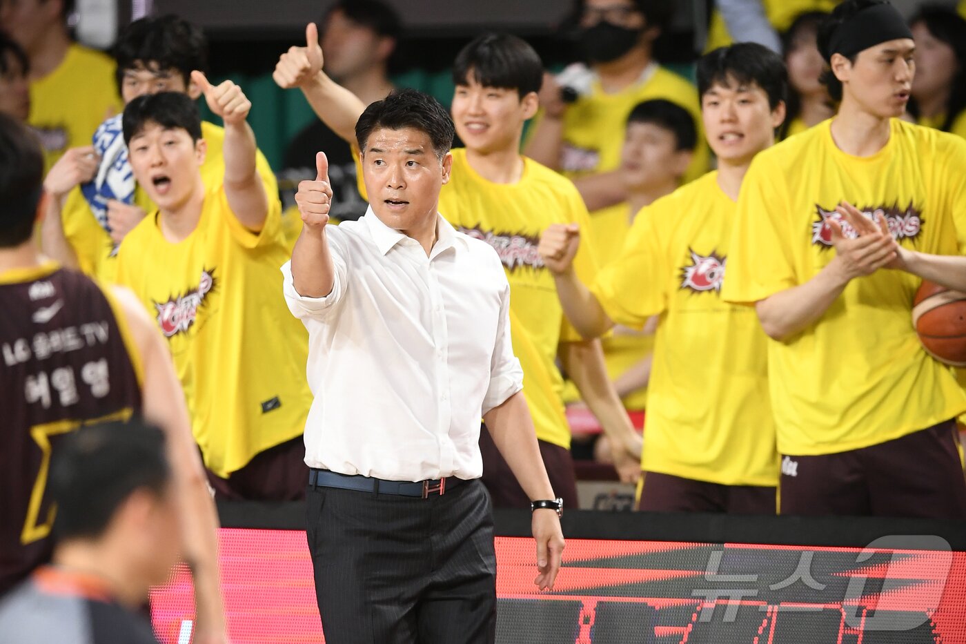 본문 이미지 - 5일 경남 창원체육관에서 열린 &#39;2024-25 KCC 프로농구 챔피언결정전 3차전&#39; 창원 LG 세이커스와 서울 SK 나이츠의 경기, 창원 LG 조상현 감독이 선수들을 향해 엄지 손가락을 내밀고 있다. &#40;KBL 제공, 재판매 및 DB금지&#41; 2025.5.9/뉴스1