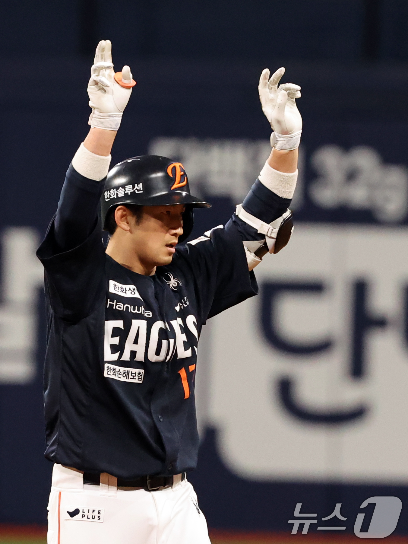 (서울=뉴스1) 황기선 기자 = 9일 오후 서울 구로구 고척스카이돔에서 열린 프로야구 '2025 신한 SOL뱅크 KBO리그' 한화 이글스와 키움 히어로즈의 경기 8회초 1사 1루 …