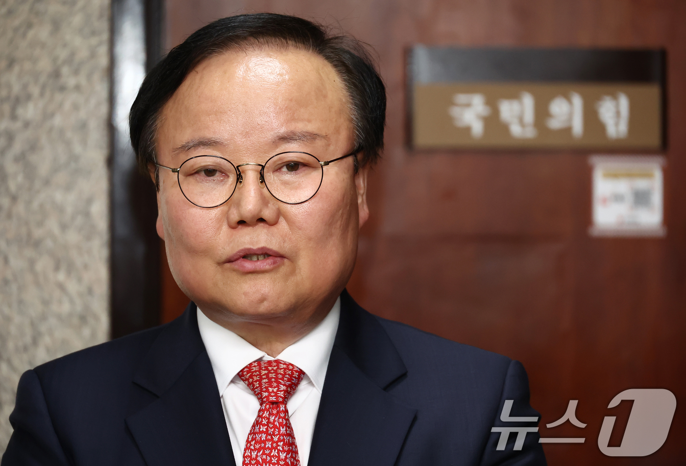 (서울=뉴스1) 김민지 기자 = 김문수 국민의힘 대통령 후보 대리인인 김재원 비서실장이 9일 서울 여의도 국회에서 열린 한덕수 무소속 대선 예비후보 대리인 측과의 단일화 협상 관련 …