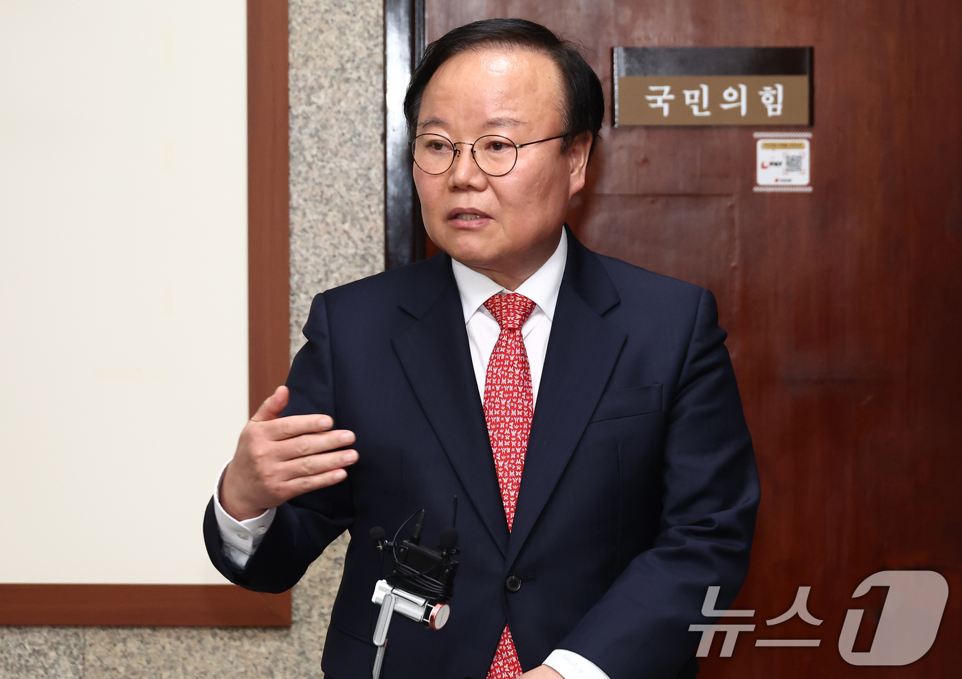 (서울=뉴스1) 김민지 기자 = 김문수 국민의힘 대통령 후보 대리인인 김재원 비서실장이 9일 서울 여의도 국회에서 열린 한덕수 무소속 대선 예비후보 대리인 측과의 단일화 협상 관련 …