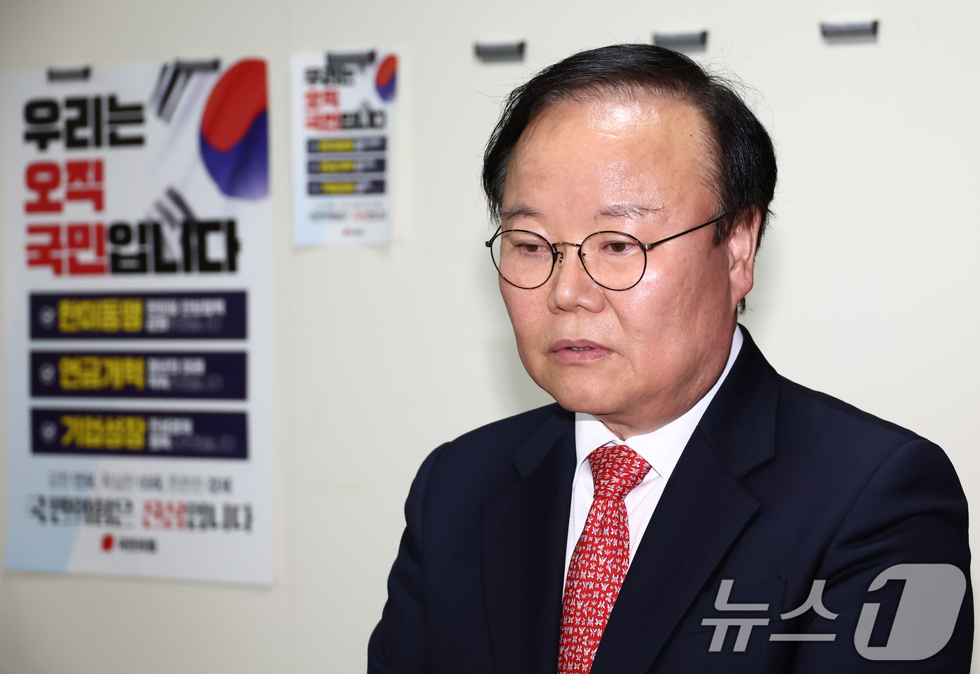 (서울=뉴스1) 김민지 기자 = 김문수 국민의힘 대통령 후보 대리인인 김재원 비서실장이 9일 서울 여의도 국회에서 열린 한덕수 무소속 대선 예비후보 대리인 측과의 단일화 협상 관련 …
