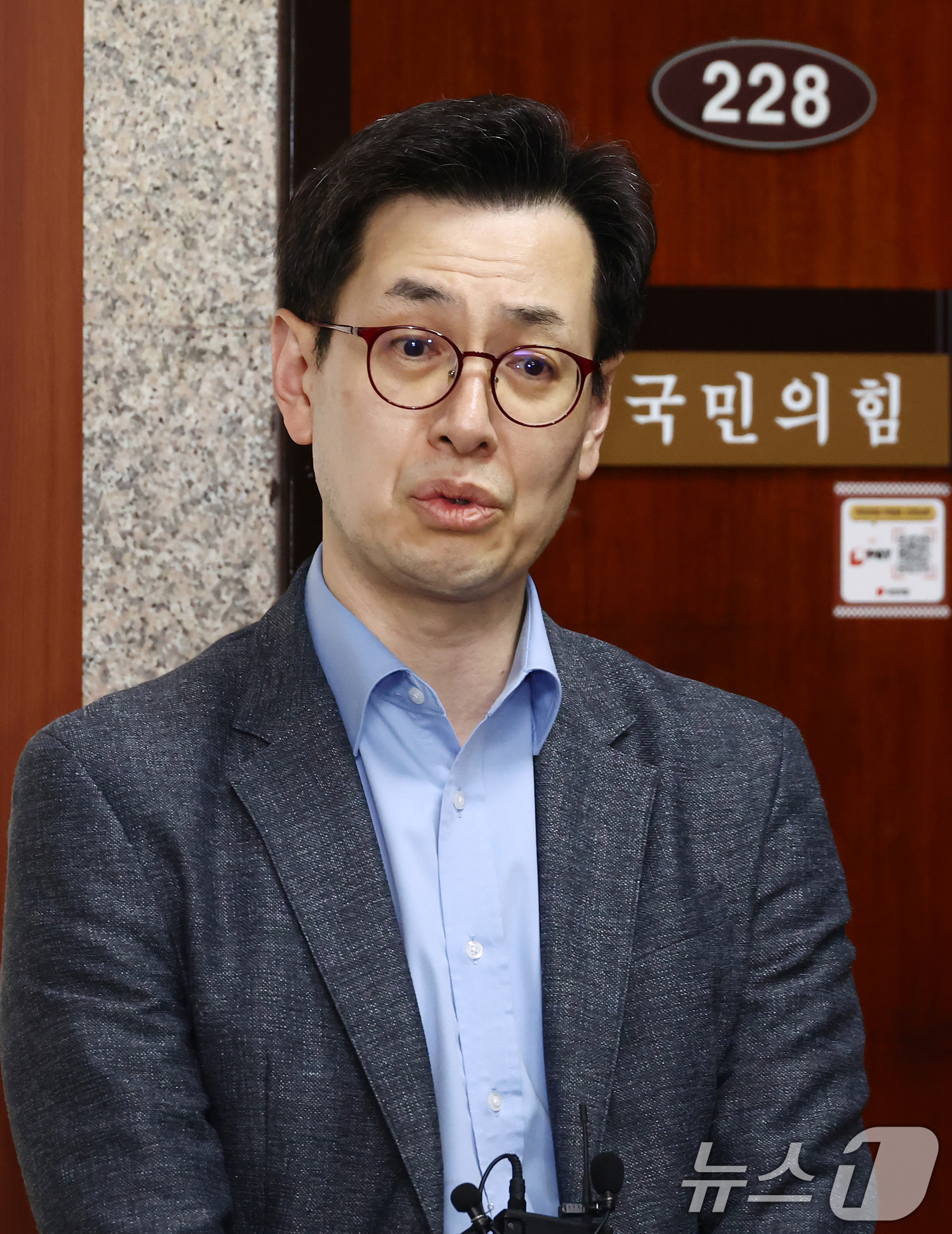 (서울=뉴스1) 김민지 기자 = 한덕수 무소속 대선 예비후보 대리인인 손영택 전 국무총리 비서실장이 9일 서울 여의도 국회에서 열린 김문수 국민의힘 대통령 후보 측 대리인인 김재원 …