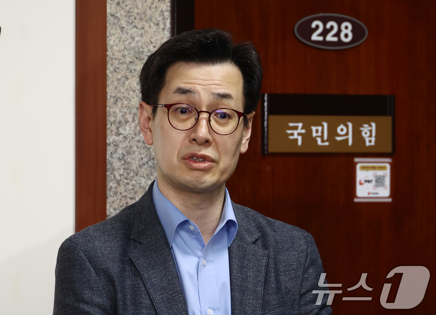 (서울=뉴스1) 김민지 기자 = 한덕수 무소속 대선 예비후보 대리인인 손영택 전 국무총리 비서실장이 9일 서울 여의도 국회에서 열린 김문수 국민의힘 대통령 후보 측 대리인인 김재원 …