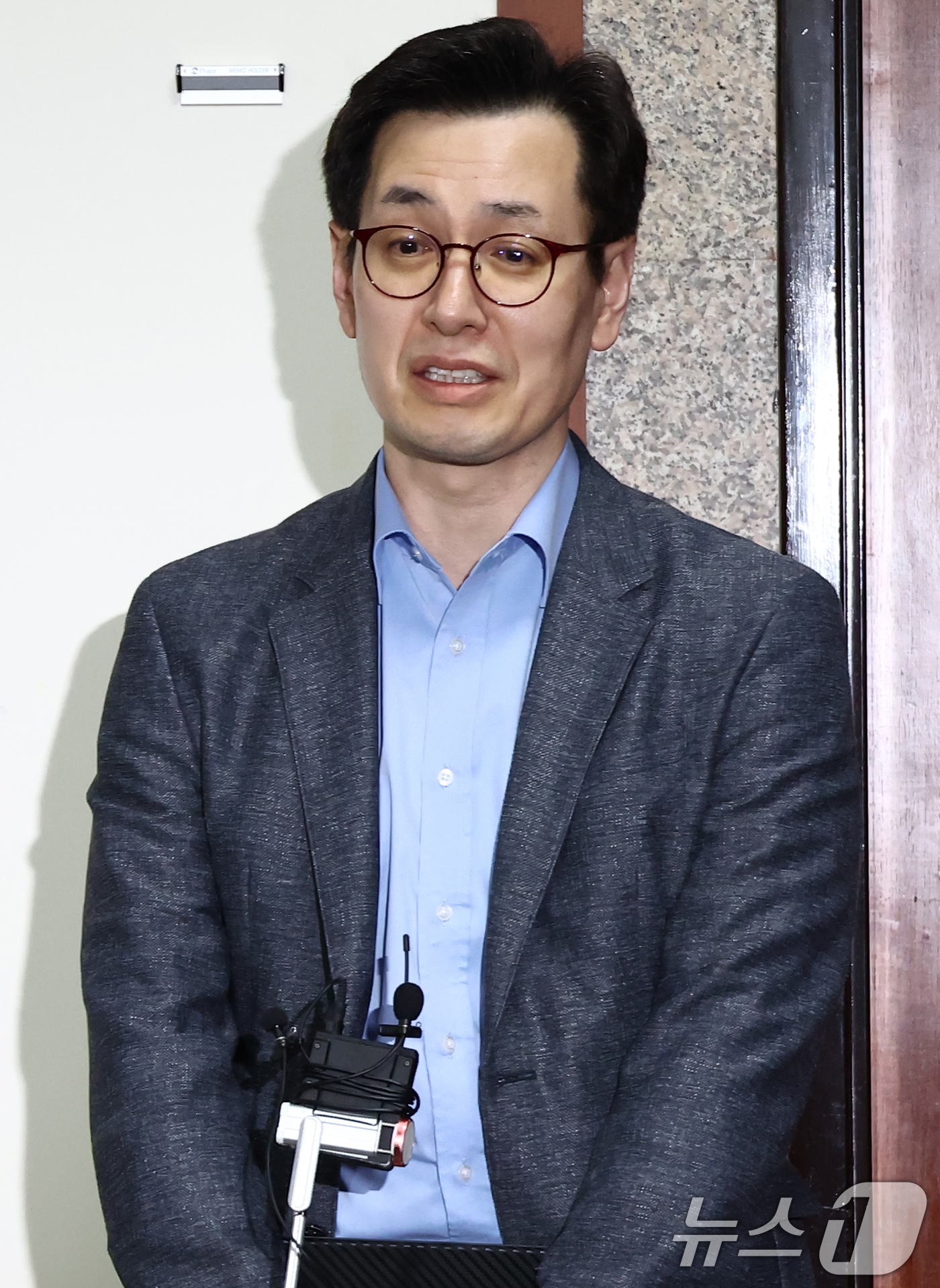 (서울=뉴스1) 김민지 기자 = 한덕수 무소속 대선 예비후보 대리인인 손영택 전 국무총리 비서실장이 9일 서울 여의도 국회에서 열린 김문수 국민의힘 대통령 후보 측 대리인인 김재원 …