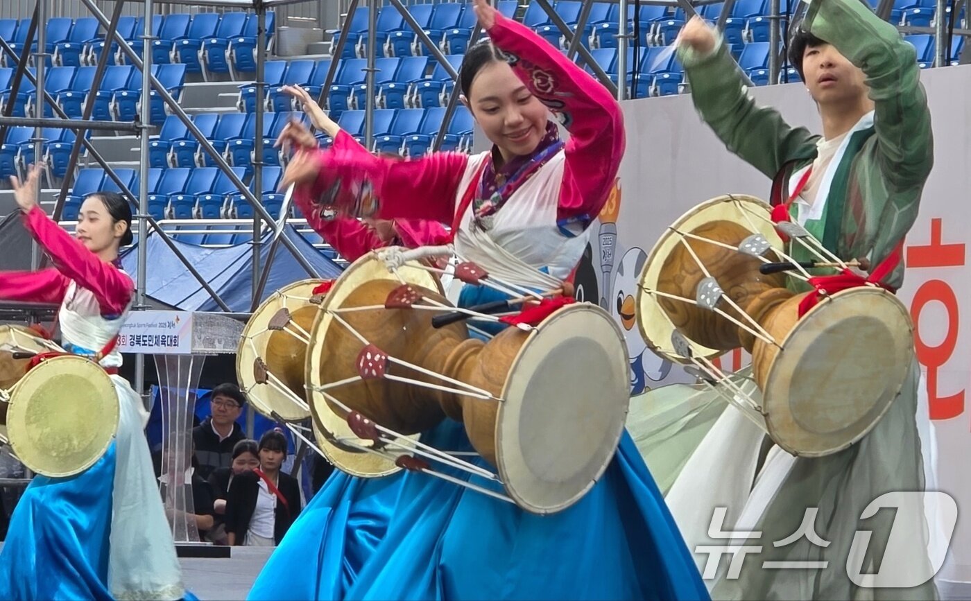 본문 이미지 - 9일 오후 경북 김천종합운동장에서 열린 제63회 경북도민체전 개회식에서 김천국악단이 공연을 펼치고 있다. 2025.5.9/뉴스1 ⓒ News1 정우용 기자
