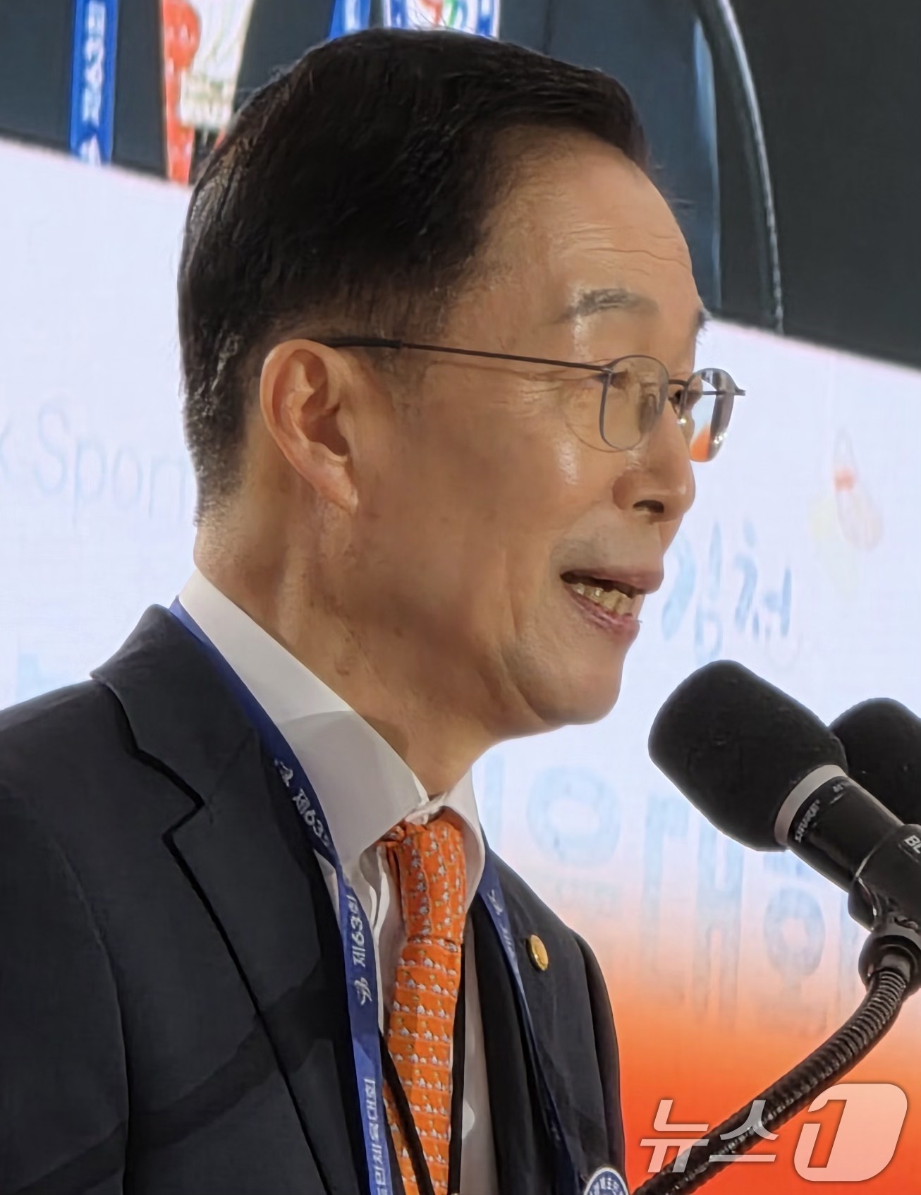 (김천=뉴스1) 정우용 기자 = 9일 오후 경북 김천종합운동장에서 열린 제63회 경북도민체전 개회식에서 임종식 경북교육감이 축사를 하고 있다. 2025.5.9/뉴스1