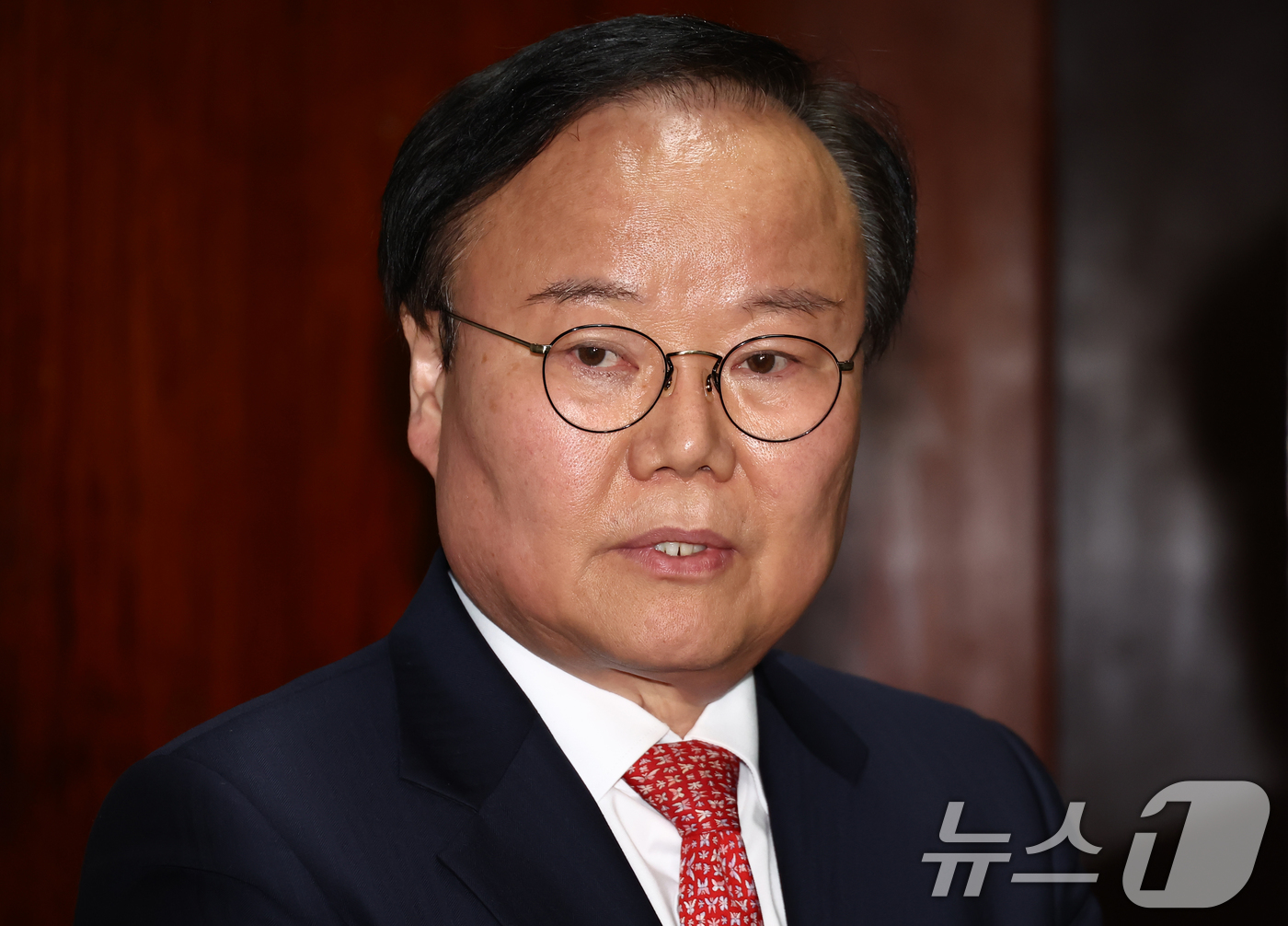 (서울=뉴스1) 김민지 기자 = 김문수 국민의힘 대통령 후보 대리인인 김재원 비서실장이 9일 서울 여의도 국회에서 열린 한덕수 무소속 대선 예비후보 대리인 측과의 단일화 협상 관련 …