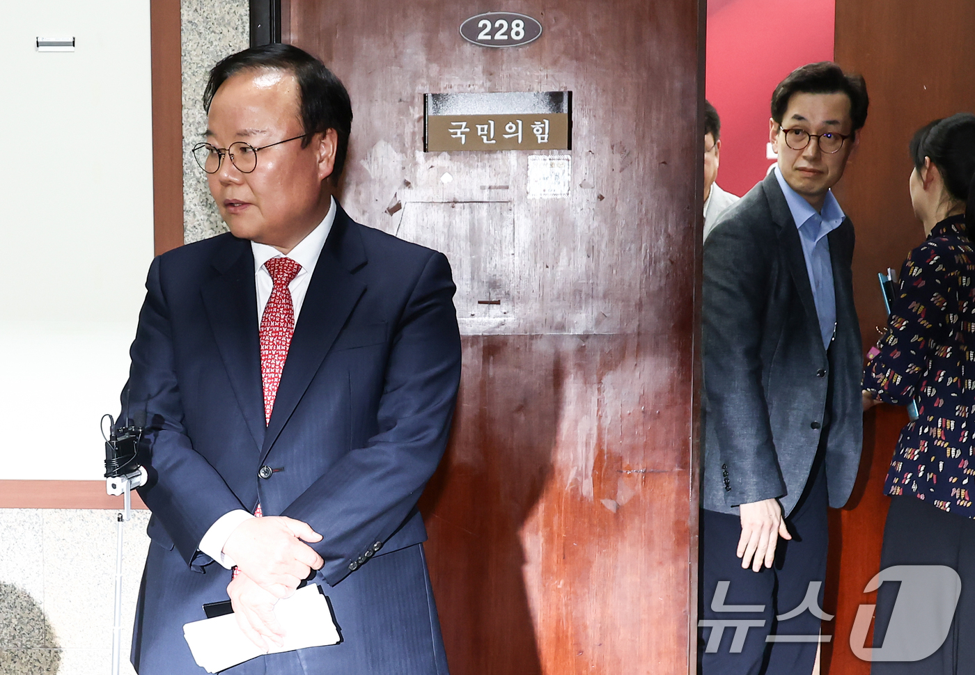 (서울=뉴스1) 김민지 기자 = 김문수 국민의힘 대통령 후보 대리인인 김재원 비서실장이 9일 서울 여의도 국회에서 열린 한덕수 무소속 대선 예비후보와의 단일화 협상 관련 회동을 마 …