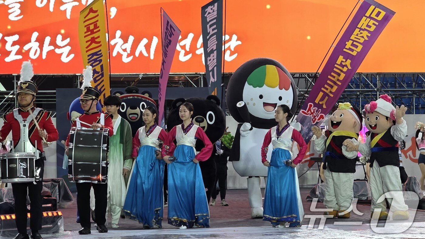 본문 이미지 - 9일 오후 경북 김천종합운동장에서 열린 제63회 경북도민체전 개회식에서 김천시 선수단이 입장하고 있다. 2025.5.9/뉴스1 ⓒ News1 정우용 기자
