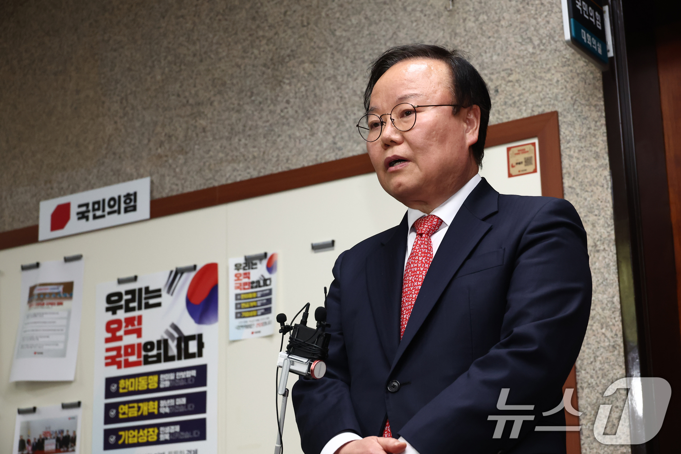 (서울=뉴스1) 김민지 기자 = 김문수 국민의힘 대통령 후보 대리인인 김재원 비서실장이 9일 서울 여의도 국회에서 열린 한덕수 무소속 대선 예비후보 대리인 측과의 단일화 협상 관련 …