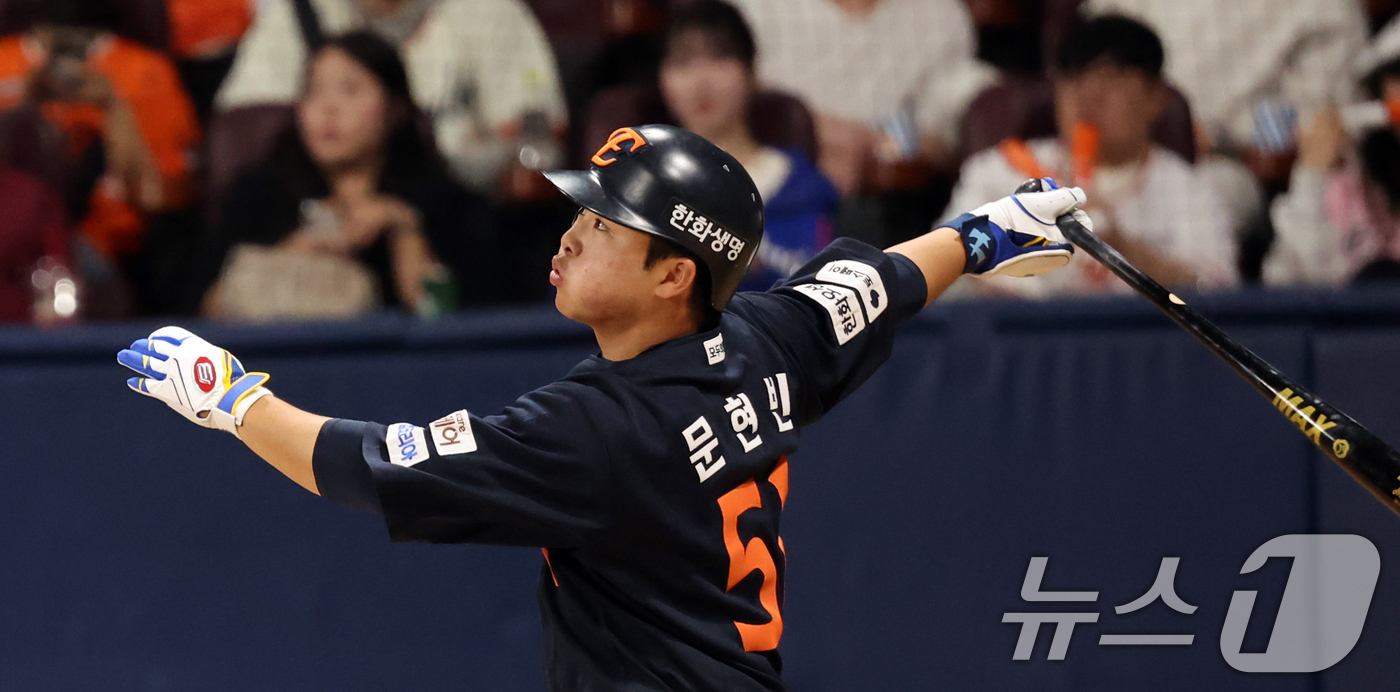 (서울=뉴스1) 황기선 기자 = 9일 오후 서울 구로구 고척스카이돔에서 열린 프로야구 '2025 신한 SOL뱅크 KBO리그' 한화 이글스와 키움 히어로즈의 경기 9회말 2사 주자 …