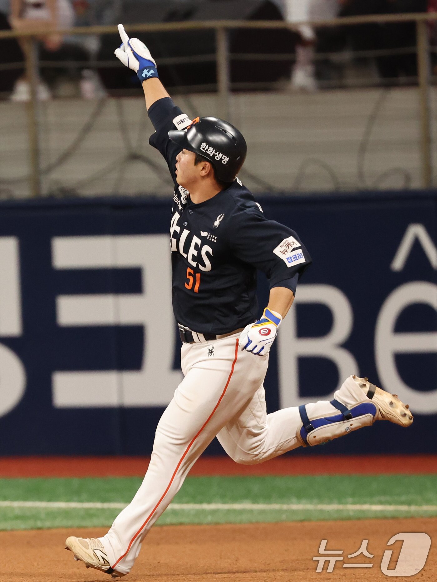 본문 이미지 - 9일 오후 서울 구로구 고척스카이돔에서 열린 프로야구 '2025 신한 SOL뱅크 KBO리그' 한화 이글스와 키움 히어로즈의 경기 9회말 2사 주자 없는 상황에서 솔로홈런을 친 한화 문현빈이 기뻐하고 있다. 2025.5.9/뉴스1 ⓒ News1 황기선 기자