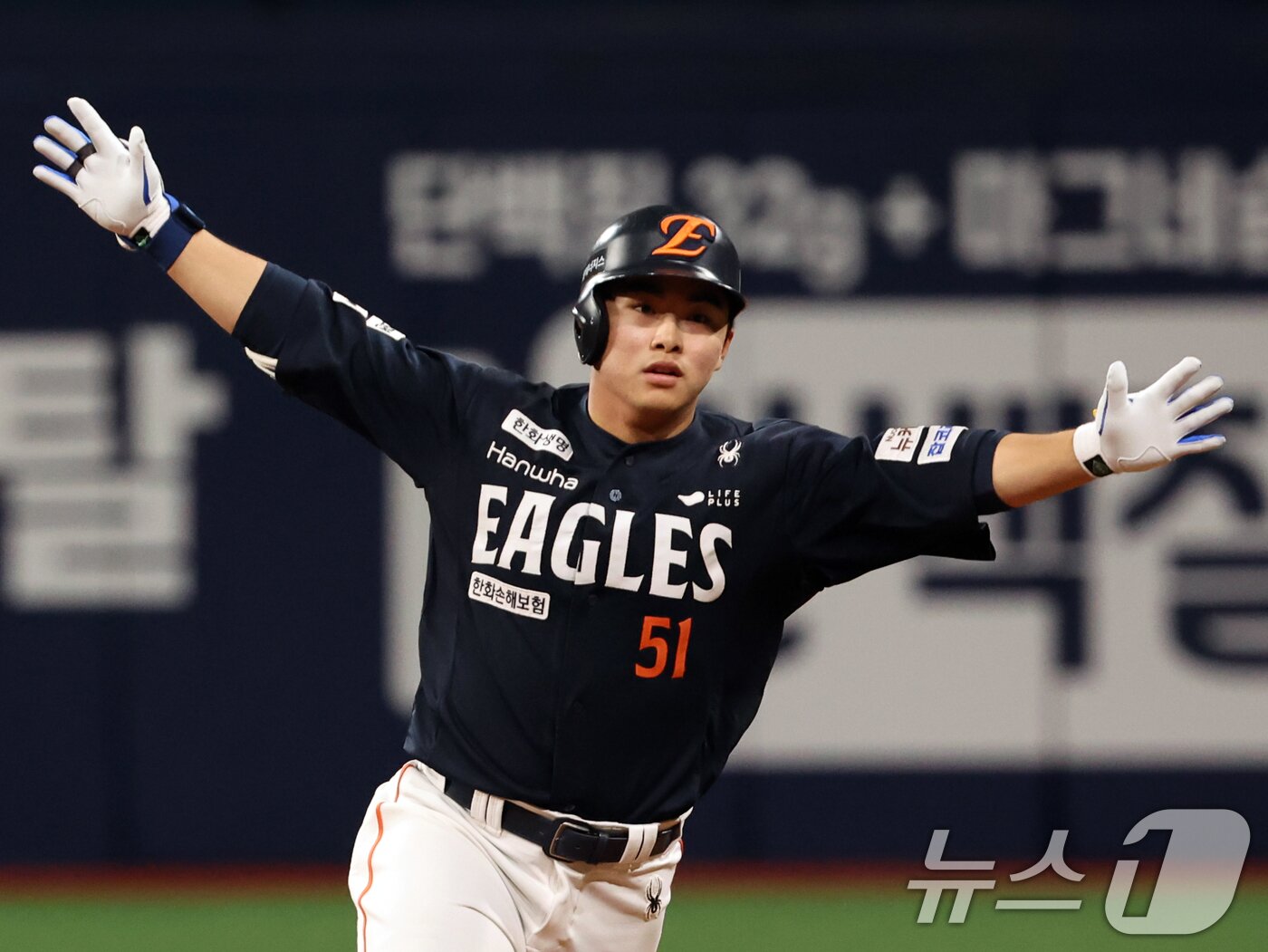 본문 이미지 - 9일 오후 서울 구로구 고척스카이돔에서 열린 프로야구 &#39;2025 신한 SOL뱅크 KBO리그&#39; 한화 이글스와 키움 히어로즈의 경기 9회말 2사 주자 없는 상황에서 솔로홈런을 친 한화 문현빈이 기뻐하고 있다. 2025.5.9/뉴스1 ⓒ News1 황기선 기자