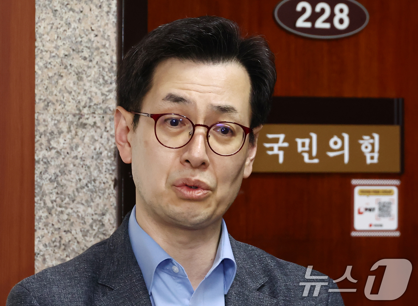 (서울=뉴스1) 김민지 기자 = 한덕수 무소속 대선 예비후보 대리인인 손영택 전 국무총리 비서실장이 9일 서울 여의도 국회에서 열린 김문수 국민의힘 대통령 후보 측 대리인인 김재원 …