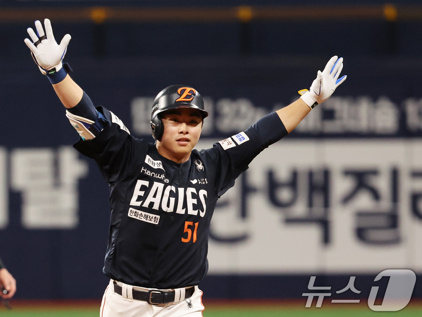 (서울=뉴스1) 황기선 기자 = 9일 오후 서울 구로구 고척스카이돔에서 열린 프로야구 '2025 신한 SOL뱅크 KBO리그' 한화 이글스와 키움 히어로즈의 경기 9회말 2사 주자 …