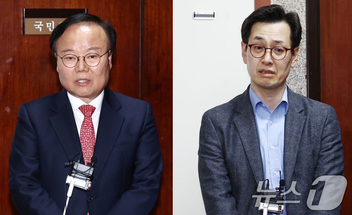 (서울=뉴스1) 김민지 기자 = 김문수 국민의힘 대통령 후보 대리인인 김재원 비서실장(왼쪽)과 한덕수 무소속 대선 예비후보 대리인인 손영택 전 국무총리 비서실장이 9일 서울 여의도 …