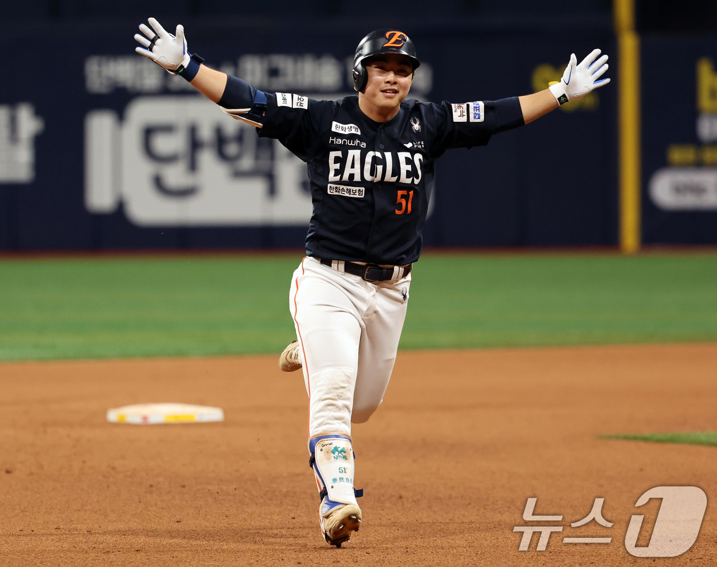 (서울=뉴스1) 황기선 기자 = 9일 오후 서울 구로구 고척스카이돔에서 열린 프로야구 '2025 신한 SOL뱅크 KBO리그' 한화 이글스와 키움 히어로즈의 경기 9회말 2사 주자 …