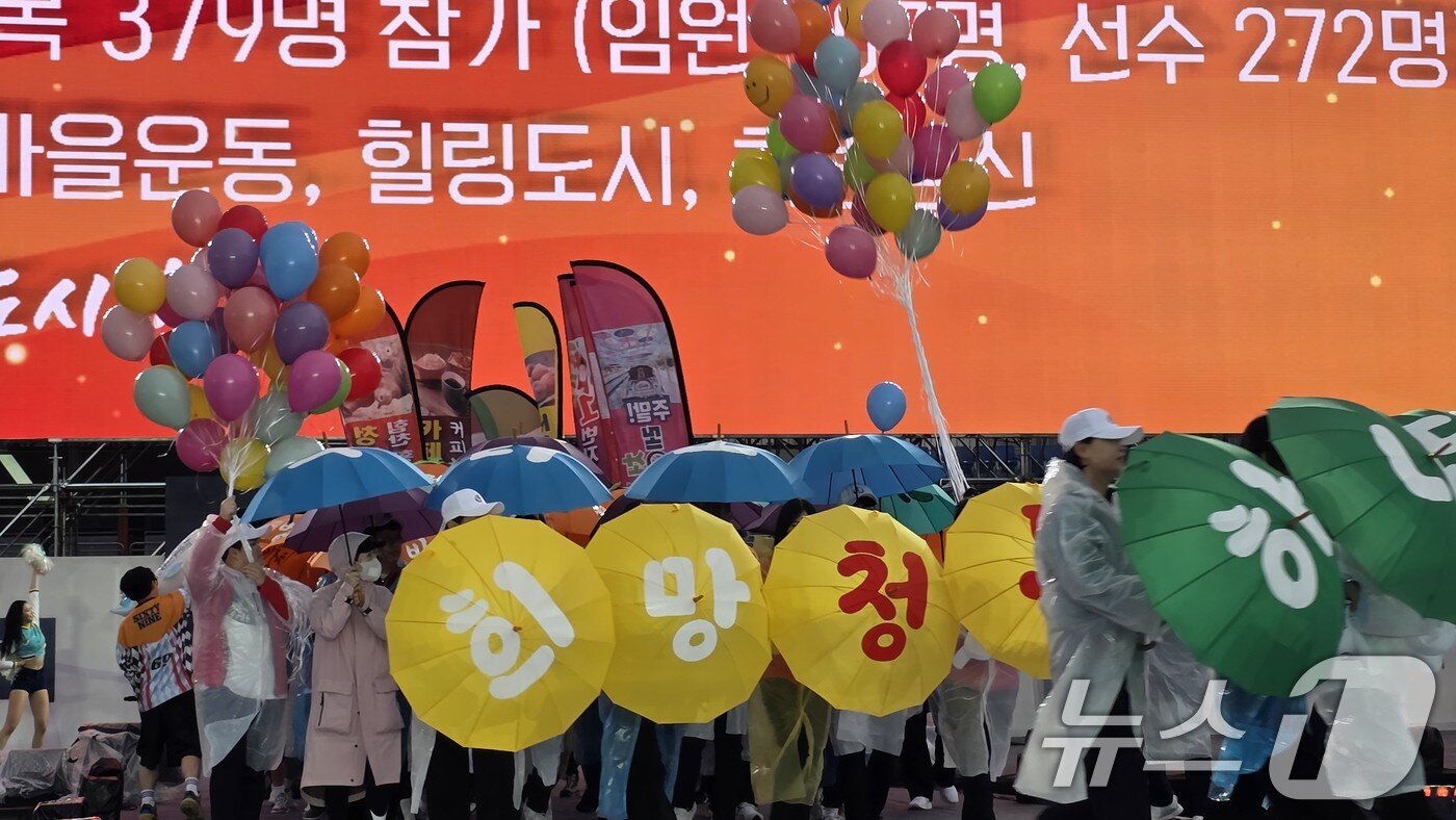 본문 이미지 - 9일 오후 경북 김천종합운동장에서 열린 제63회 경북도민체전 개회식에서 청도군 선수단이 입장하고 있다. 2025.5.9/뉴스1 ⓒ News1 정우용 기자