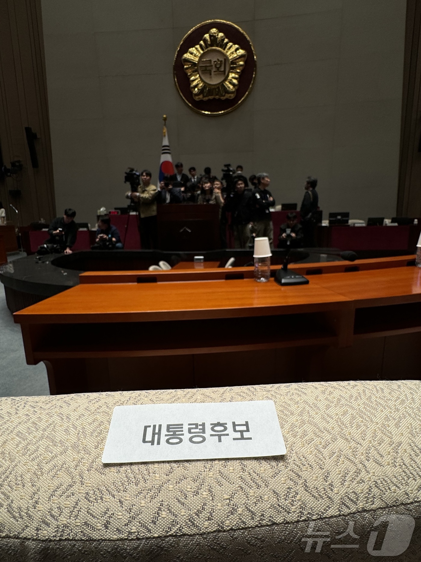 (서울=뉴스1) 안은나 기자 = 9일 서울 여의도 국회 국민의힘 의원총회장인 예결위회의장에 김문수 대통령 후보 자리를 알리는 스티커가 붙어있다. 2025.5.9/뉴스1