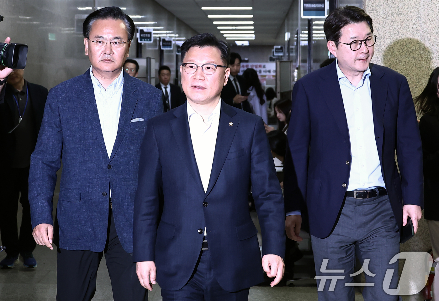 (서울=뉴스1) 김민지 기자 = 이양수 국민의힘 사무총장이 9일 서울 여의도 국회에서 김문수 후보와 한덕수 예비후보 대리인단과의 단일화 협상 회동에 참석하고 있다. 왼쪽부터 단일화 …