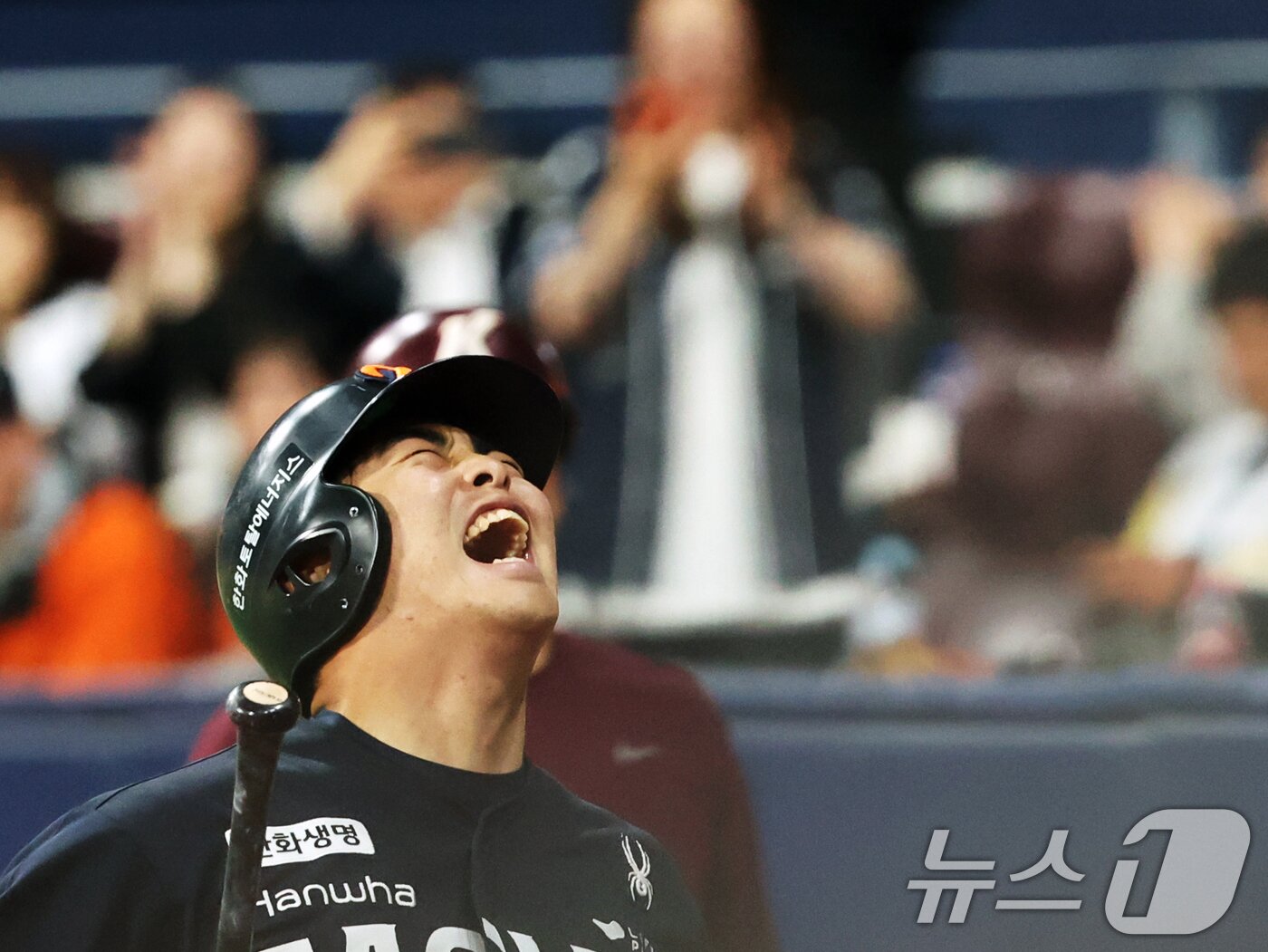 본문 이미지 - 9일 오후 서울 구로구 고척스카이돔에서 열린 프로야구 '2025 신한 SOL뱅크 KBO리그' 한화 이글스와 키움 히어로즈의 경기 9회말 2사 주자 없는 상황에서 솔로홈런을 친 한화 문현빈이 기뻐하고 있다. ⓒ News1 황기선 기자