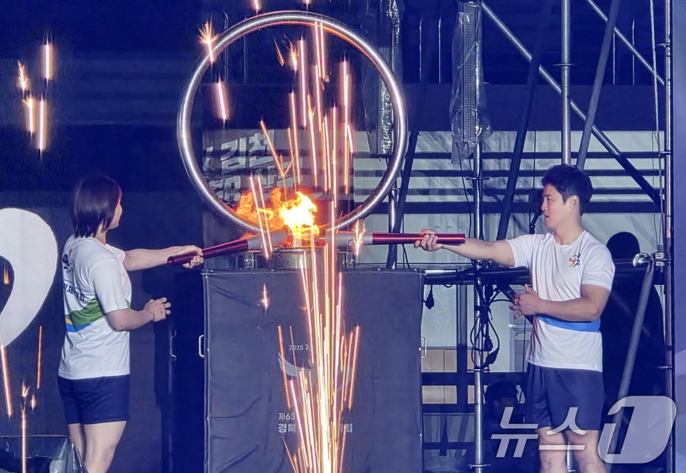 (김천=뉴스1) 정우용 기자 = 9일 오후 경북 김천종합운동장에서 열린 제63회 경북도민체전 개회식에서 성화 최종주자가 성화대에 불을 붙이고 있다. 2025.5.9/뉴스1