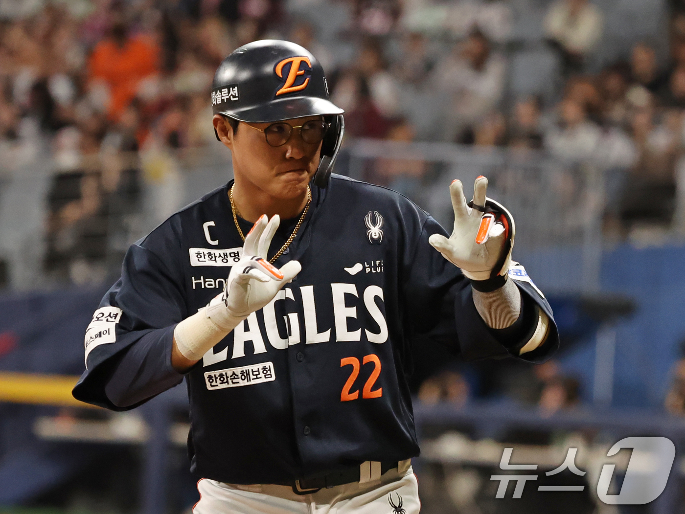 (서울=뉴스1) 황기선 기자 = 9일 오후 서울 구로구 고척스카이돔에서 열린 프로야구 '2025 신한 SOL뱅크 KBO리그' 한화 이글스와 키움 히어로즈의 경기 9회말 2사 2루 …